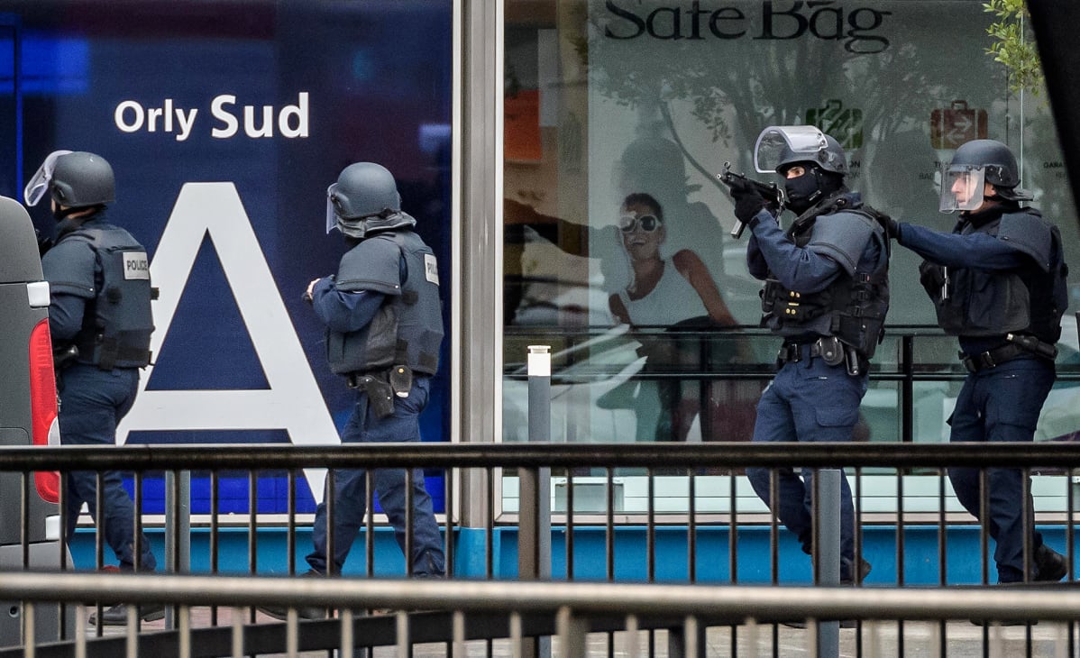 Aseistautuneita poliiseja Orlyn lentokentän ulkopuolella lauantaina 18. maaliskuuta.