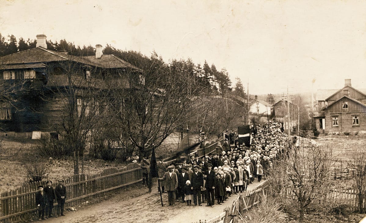 Högforsin työntekijöitä vappumarssilla Karkkilan keskustassa 1917