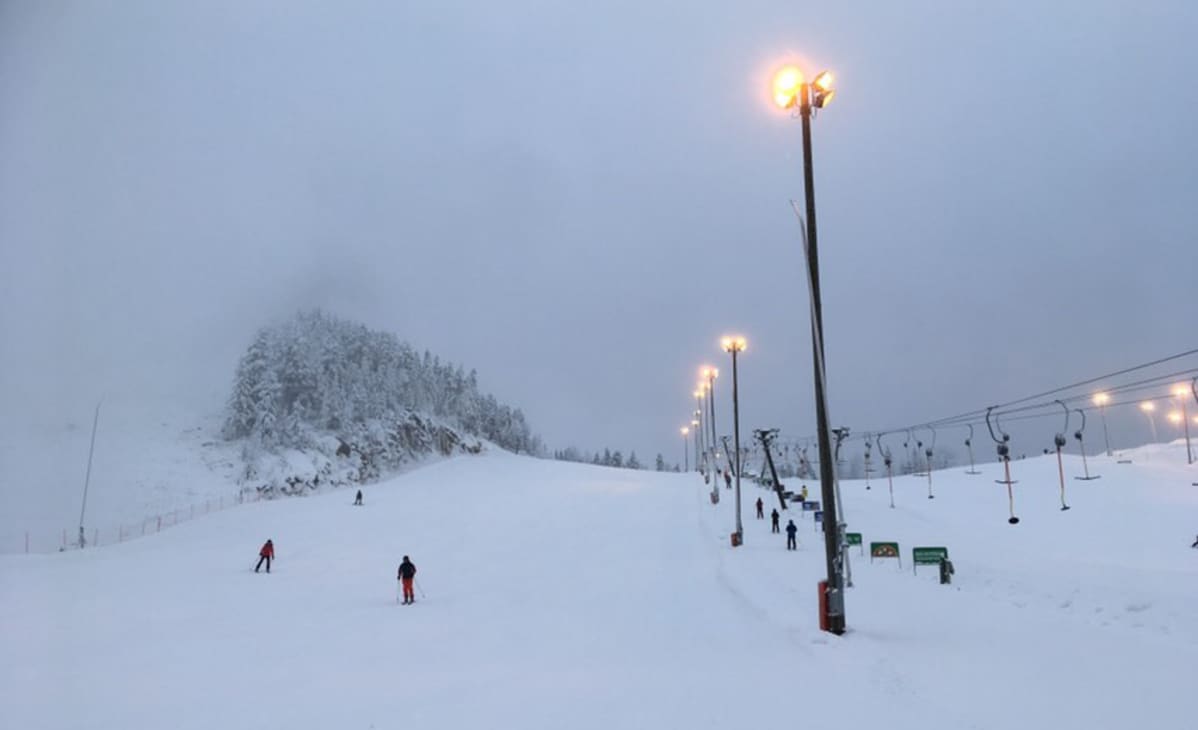 Laskettelurinne jouluaattona.