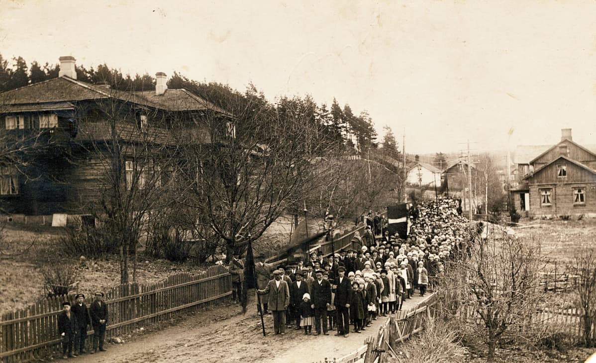Högforsin työntekijöitä vappumarssilla Karkkilan keskustassa 1917