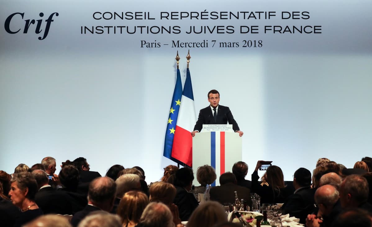 Ranskan presidentti Emmanuel Macron puhuu juutalaisinstituutin tilaisuudessa illalla Pariisissa 7. maaliskuuta 2018.