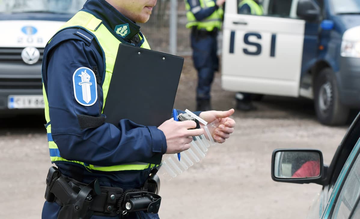 Poliisi puhalluttaa autoilijoita.