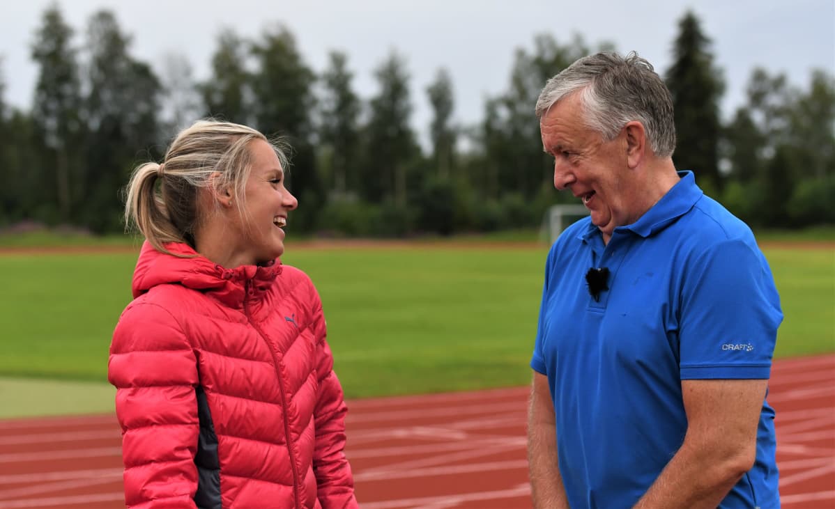 Nina Chydenius samtalar med tränaren Håkan Prest på sportplan.