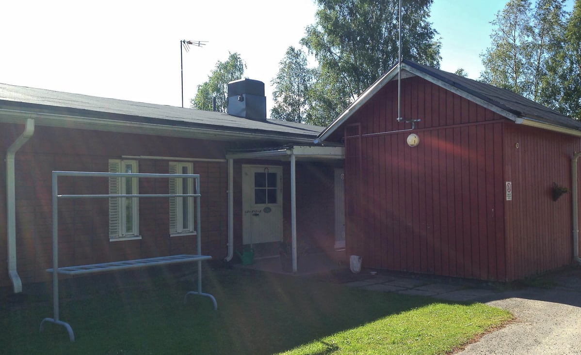 Perhekoti Metsolan pihapiiriä.