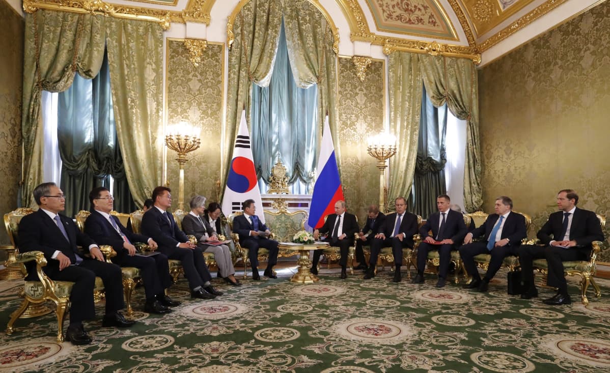 Venäjän presidentti Vladimir Putin tapasi Etelä-Korean presidentti Moon Jae-inin Kremlissä Moskovassa.