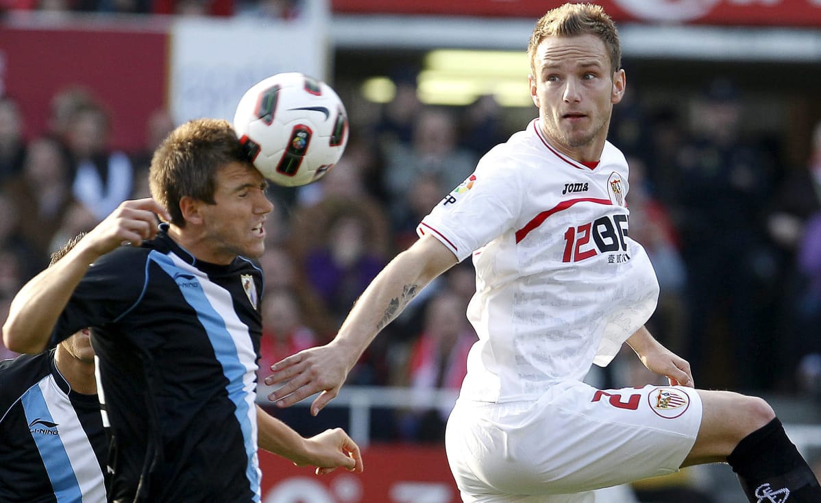 Ivan Rakitic (oik.) oli ensimmäistä peliään Sevillan paidassa iskenyt silmänsä kentän ulkopuolella maailman kultaisimpaan asiaan.