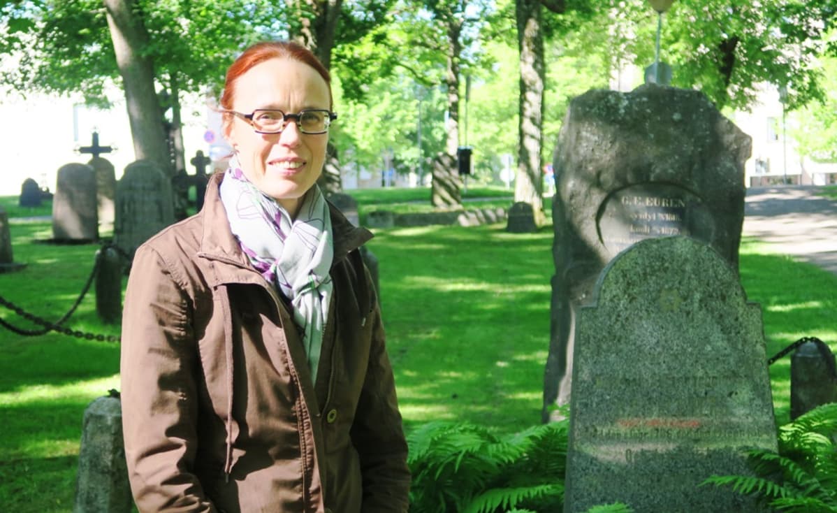 Nainen muistomerkin edessä