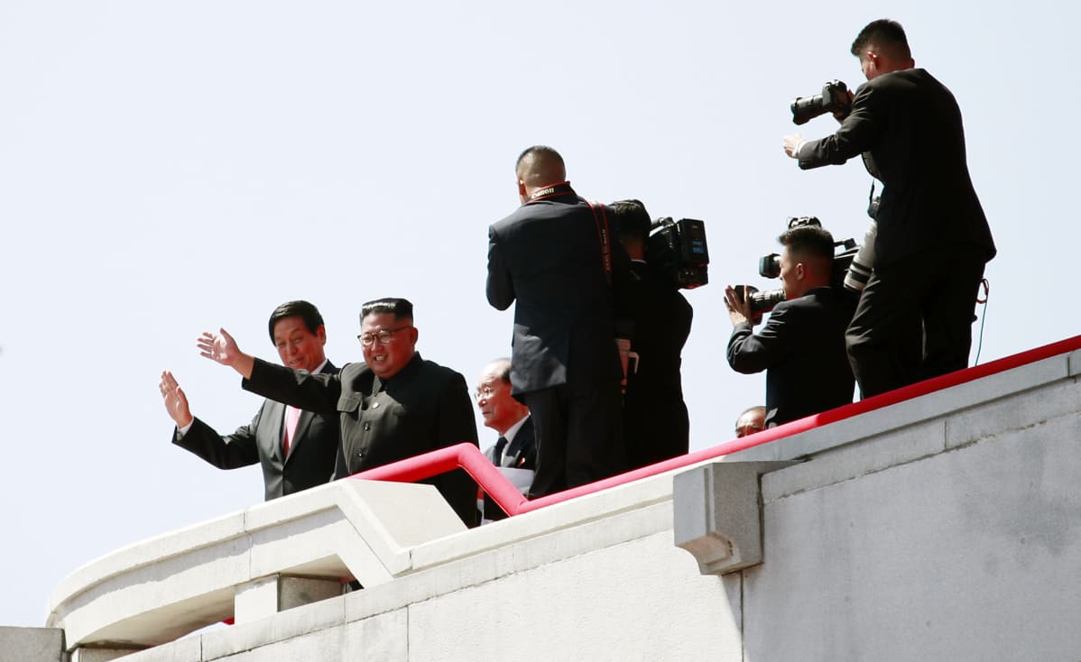 Li Zhanshu ja Kim Jong-un seuraavat juhlaparaatia Pjongjangissa.