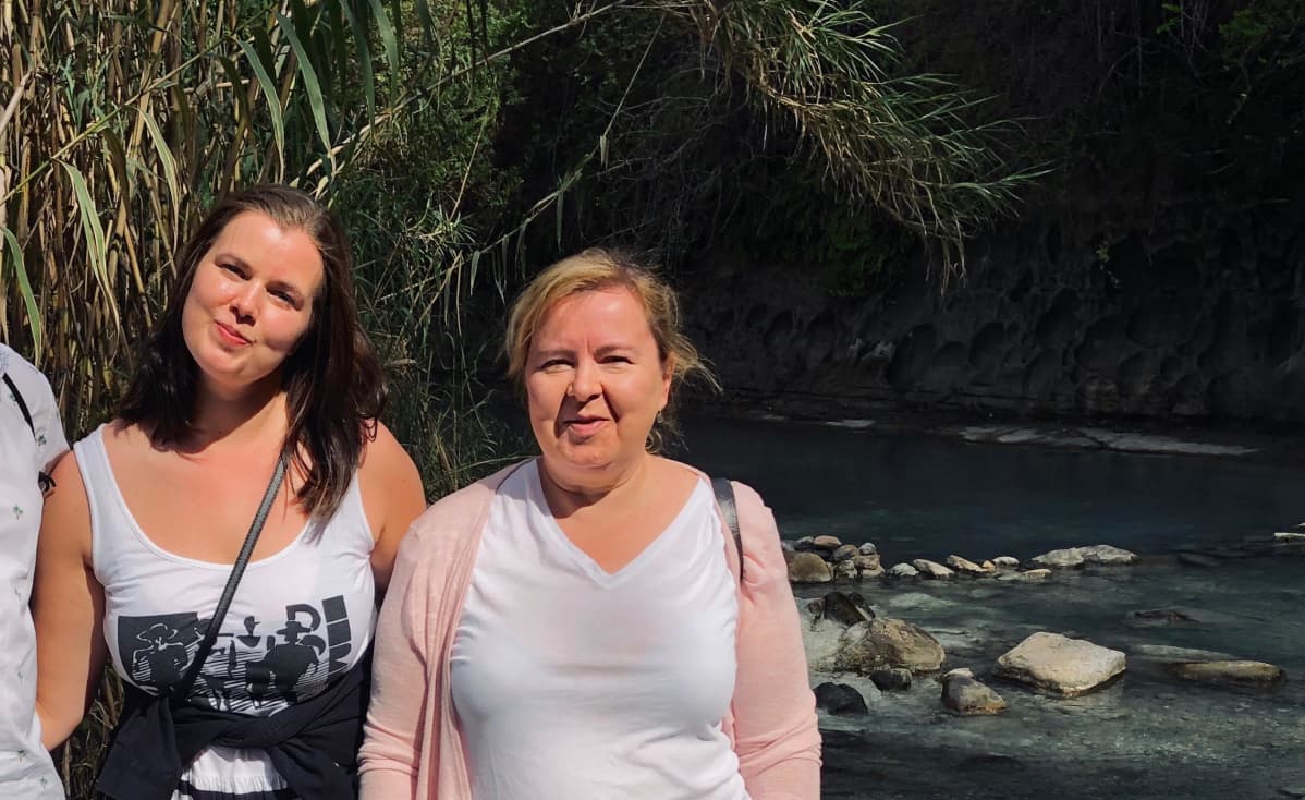 Oona ja Heli Pietarinen seurasivat alati huononevia uutisia pitkin ajomatkaa. Kaupunkeja ja rajoja suljettiin heidän takanaan ja huoli Suomeen pääsystä oli kova.