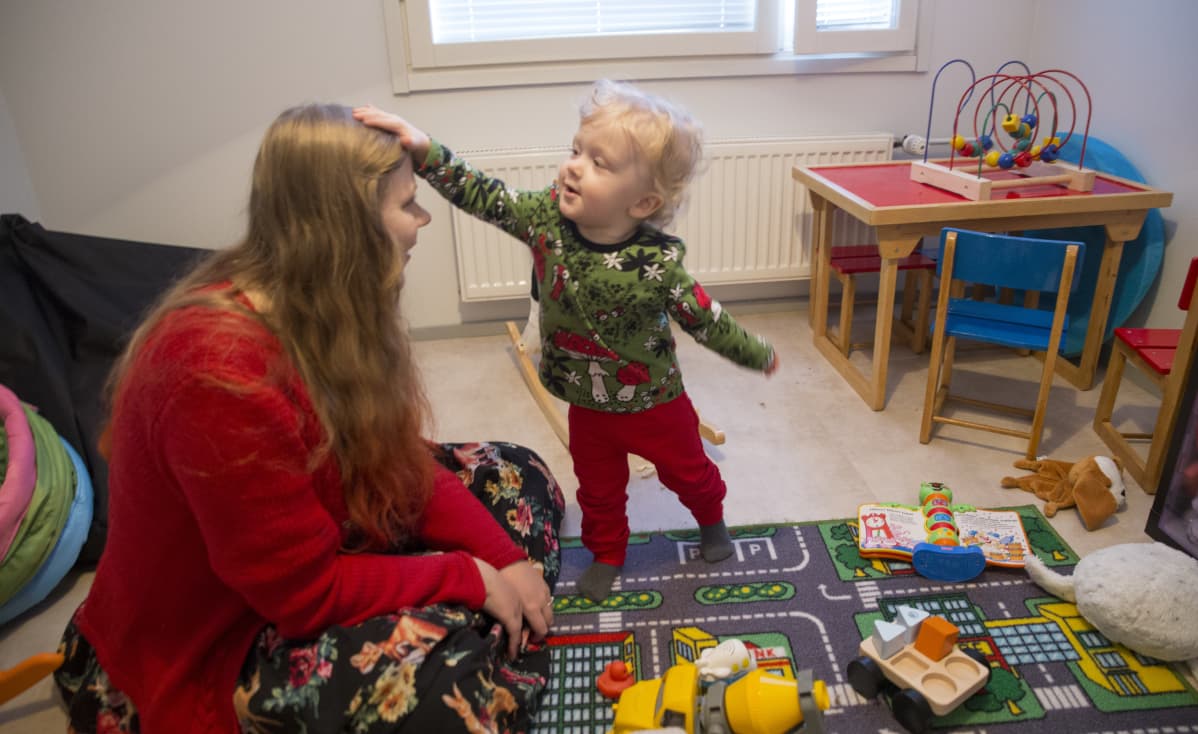 Valo taputtaa äidin päätä.