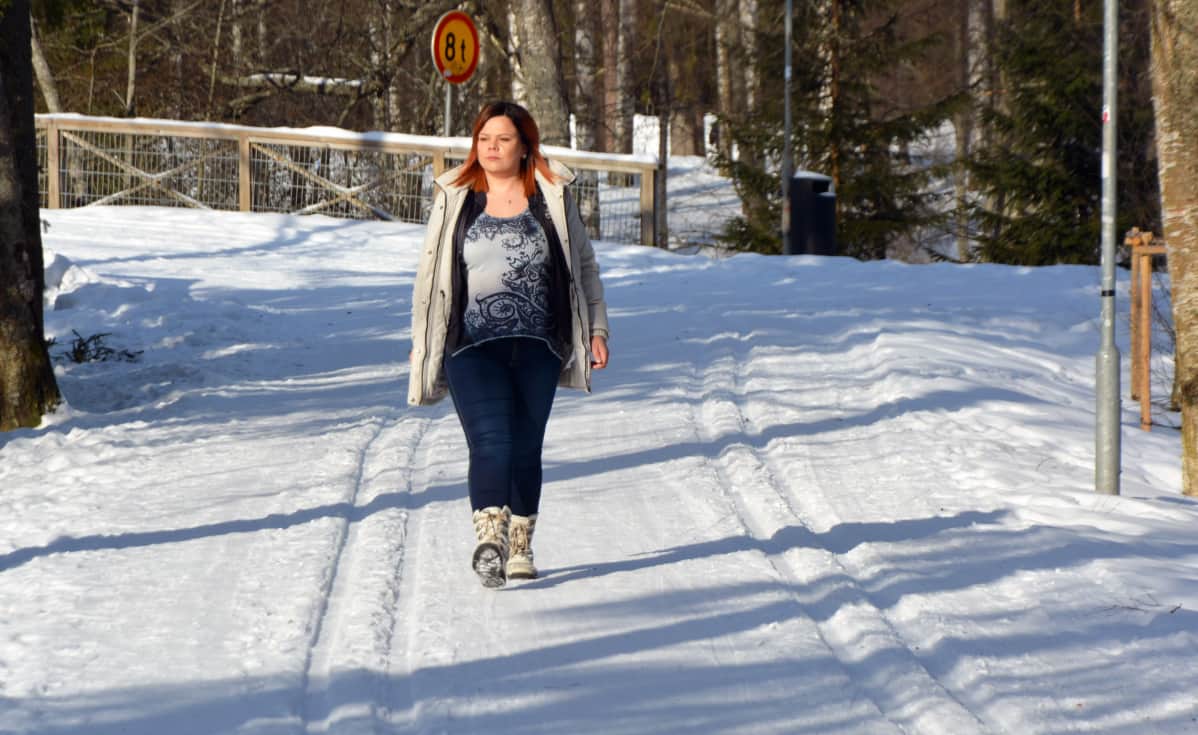 VIlma Vallenius kävelee puistossa