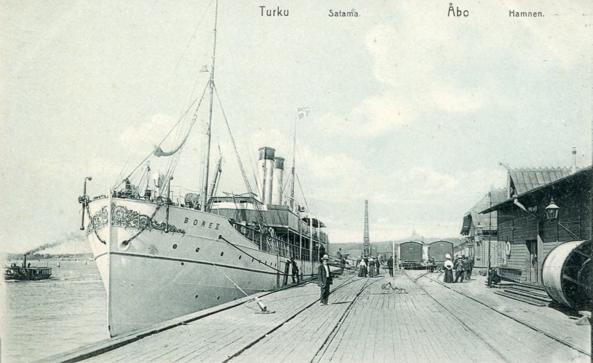 Matkustajahöyrylaiva Bore II Turun satamassa.