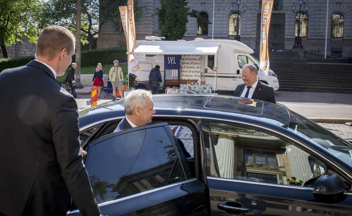 Opiskelijamielenosoitus säätytalon edessä. Antti Rinne menee autoon alkuillasta 23.5.2019.
