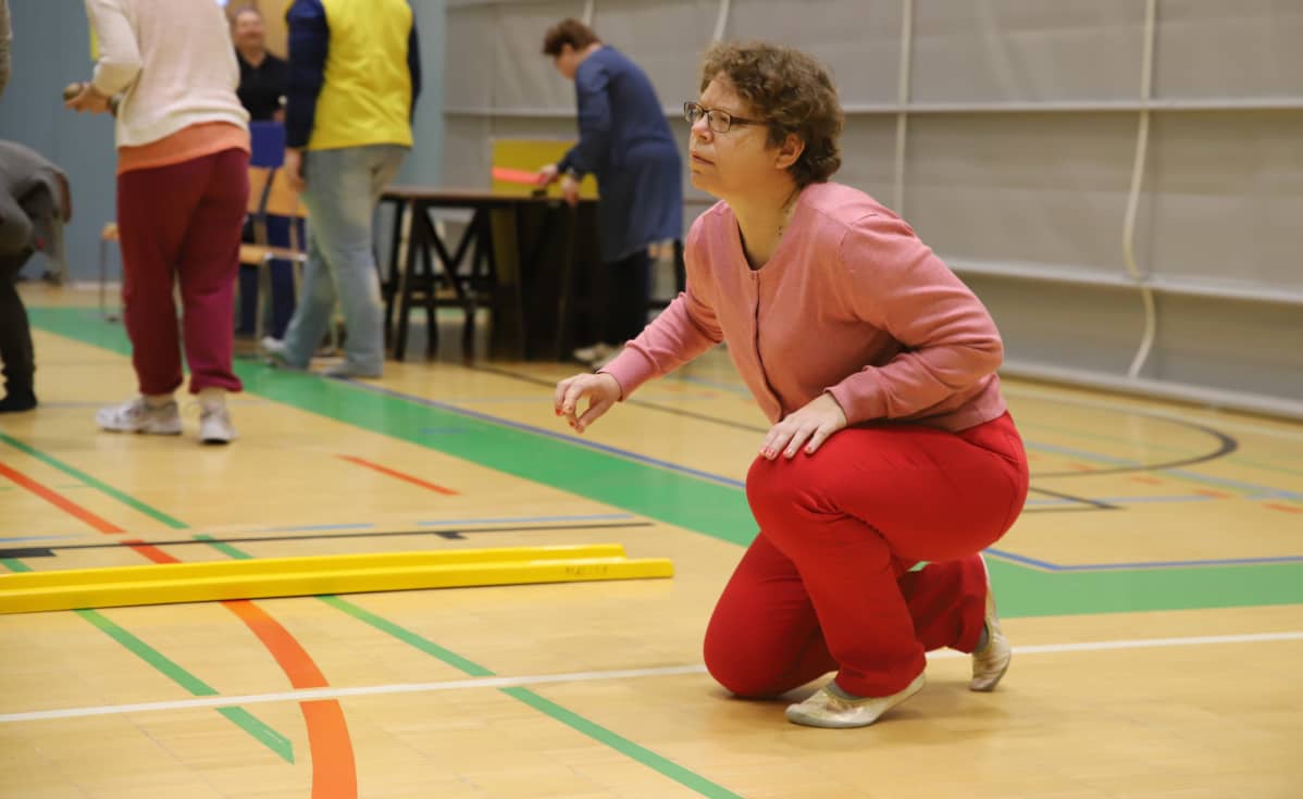 Hannele Joukainen pelaa curlingia