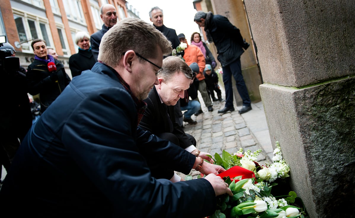 Tanskan pääministeri Lars Løkke Rasmussen (oik.) ja Kööpenhaminan pormestari Frank Jensen (vas.) laskivat kukkia pääsynagogan edustalla sunnuntaina 14. helmikuuta.