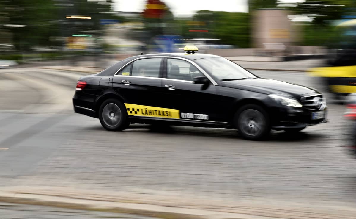Lähitaksin auto liikenteessä.