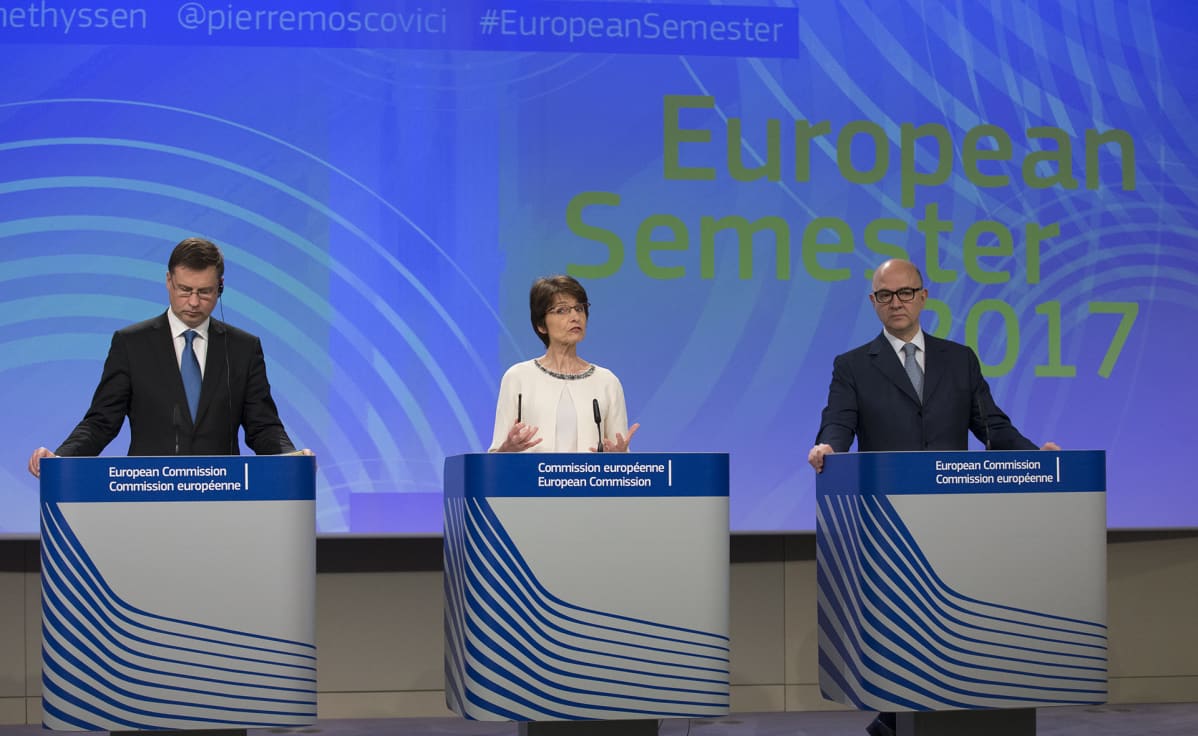 Euroopan komission varajohtaja Valdis Dombrovskis sekä EU-komissaarit Marianne Thyssen ja Pierre Moscovici European Semester 2017 -tiedotustilaisuudessa Brysselissä maanantaina.