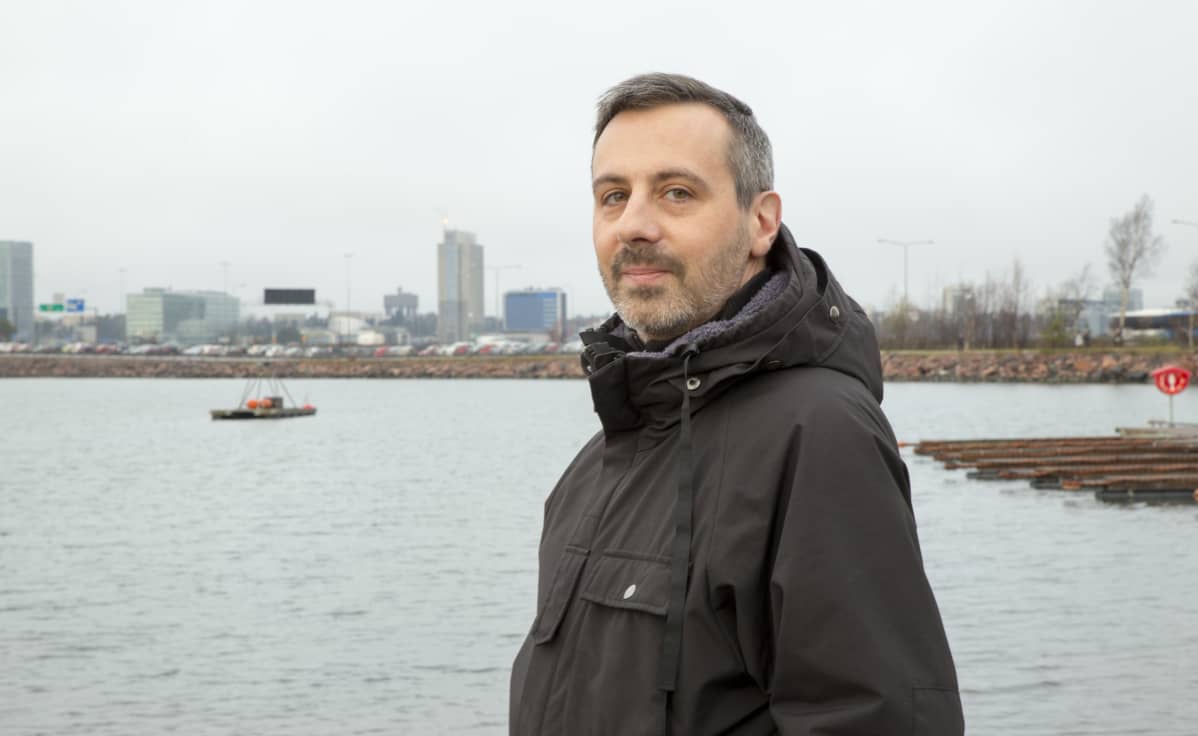 Martin-Éric Racine seisoo Koivusaaren venesatamassa.