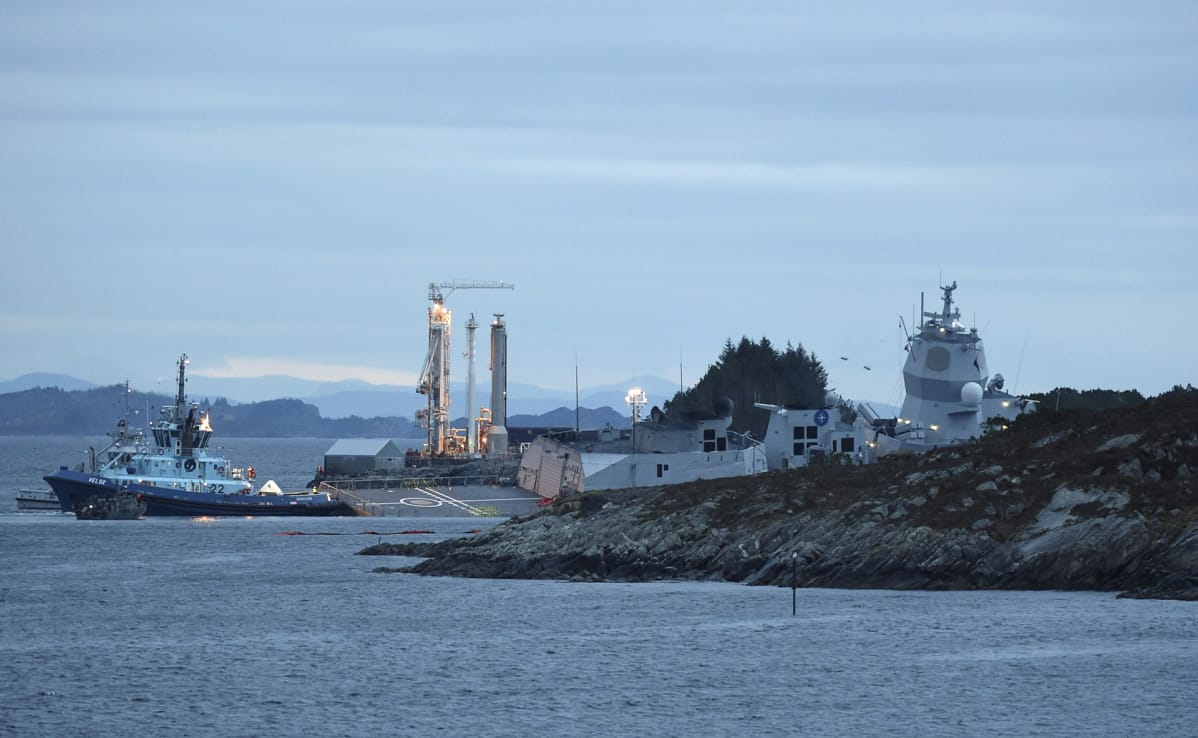 Norjan laivaston fregatti KNM Helge Ingstad, joka on vaarassa upota törmättyään tankkeriin, Öygardenissa 8. marraskuuta