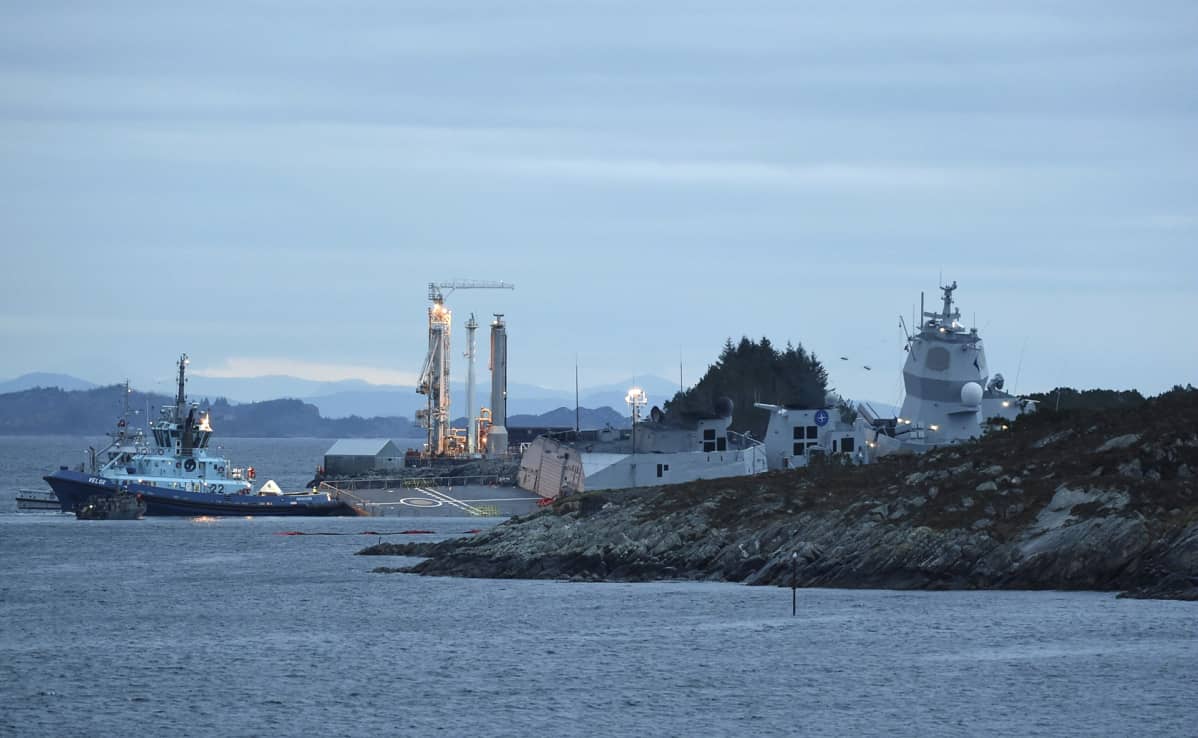 Norjan laivaston fregatti KNM Helge Ingstad, joka on vaarassa upota törmättyään tankkeriin, Öygardenissa 8. marraskuuta