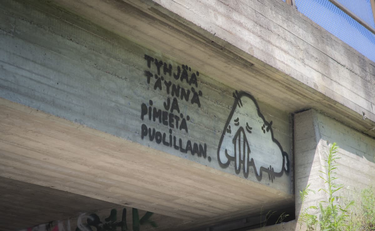Murhemursu graffiti junasillassa ja teksti