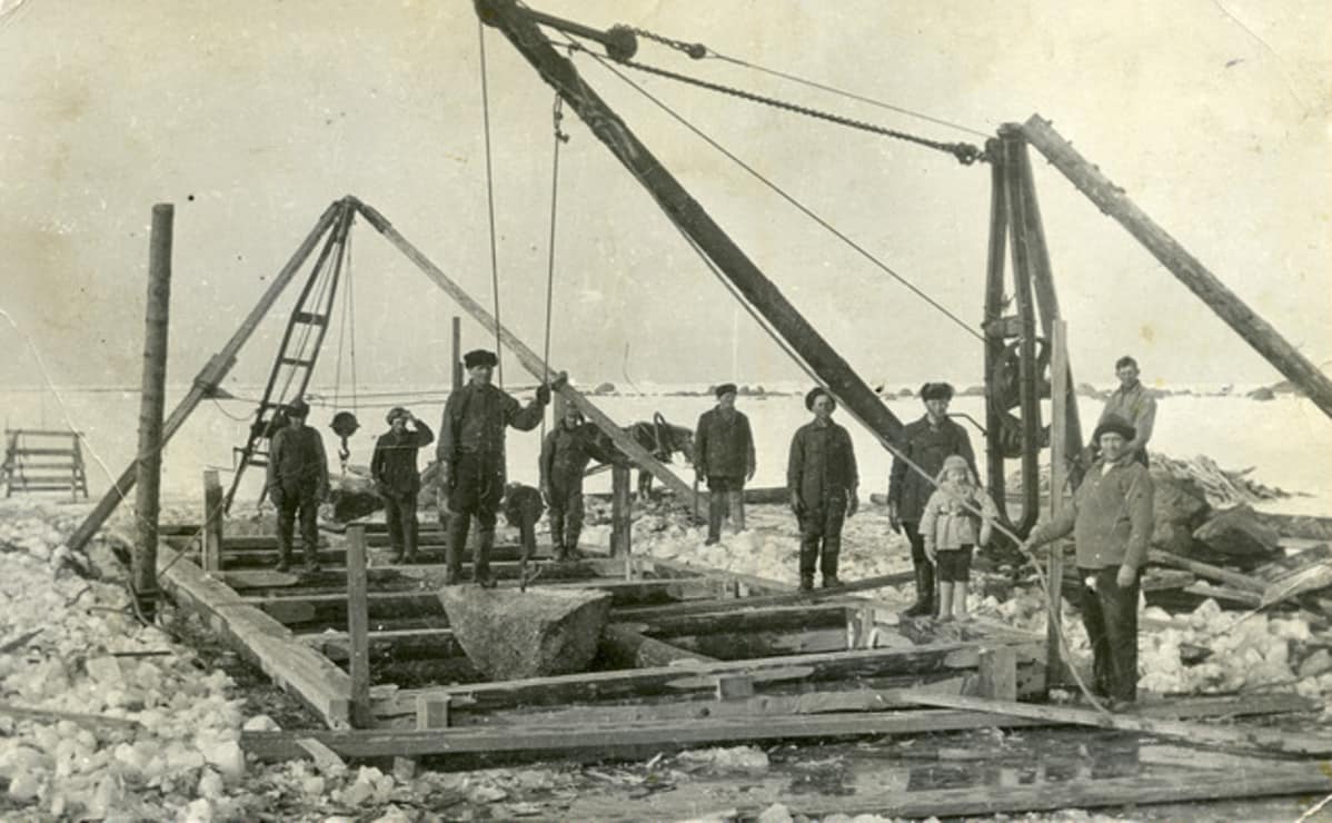laituria rakennetaan jään päällä Lavansaaressa 1937