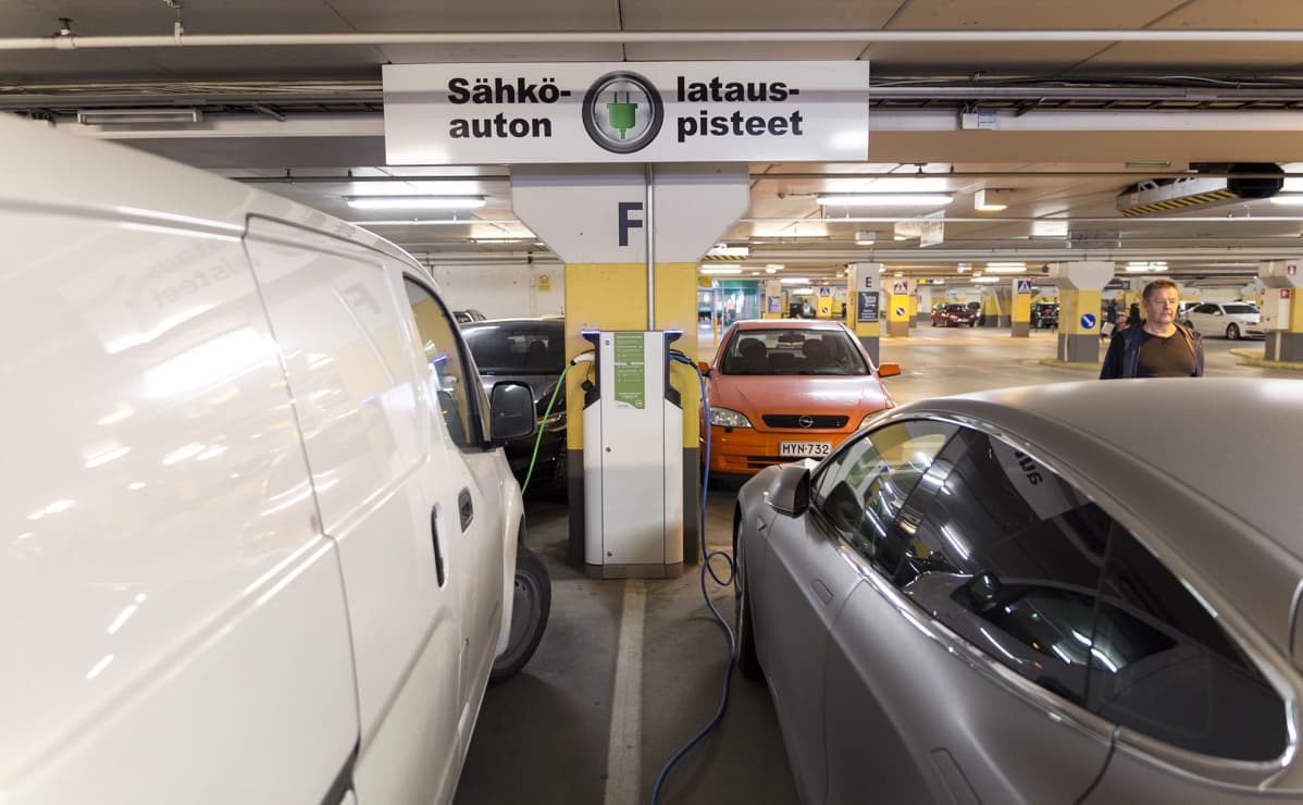 Sähköauton latauspiste.