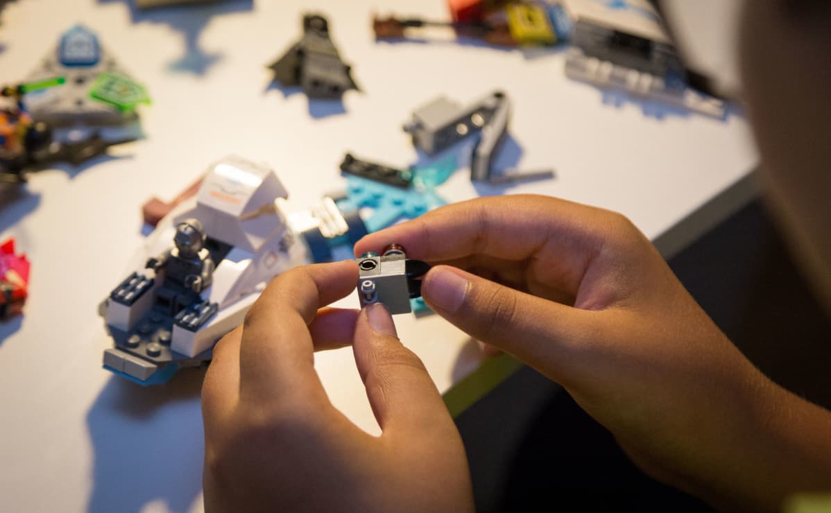 Lapsi leikkii legoilla