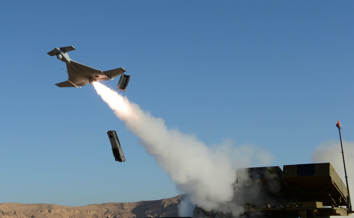 Israelin Harpy autonominen ohjus lähdössä.