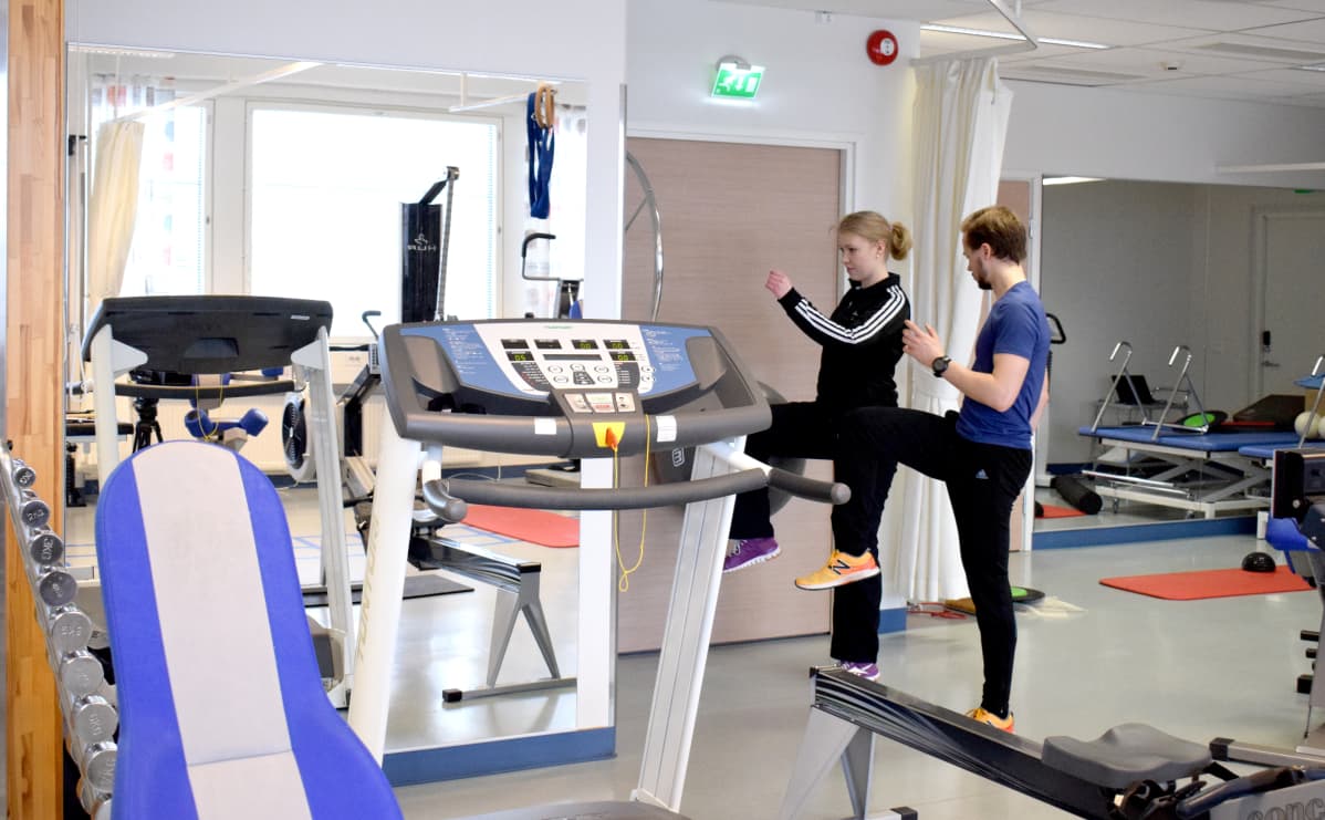 Fysioterapeutti Jaakko Lähde ohjaa asiakasta.