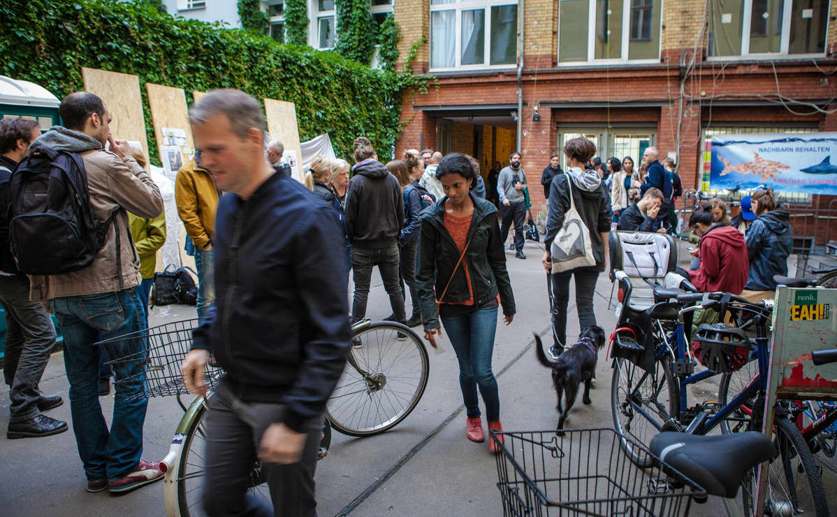 mielenosoitus ja pihajuhlat Berliinissä