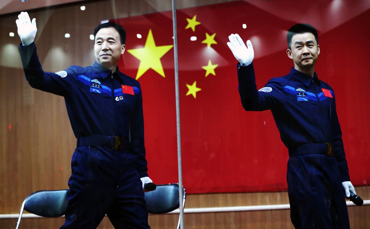 Kiinalaiset taikonautit Jin Haipeng ja Chen Dong valmistautuivat Senzhou-11-aluksen laukaisuun lokakuussa 2016. Alus vei heidät avaruuslaboratorio Tiangong-2:een.