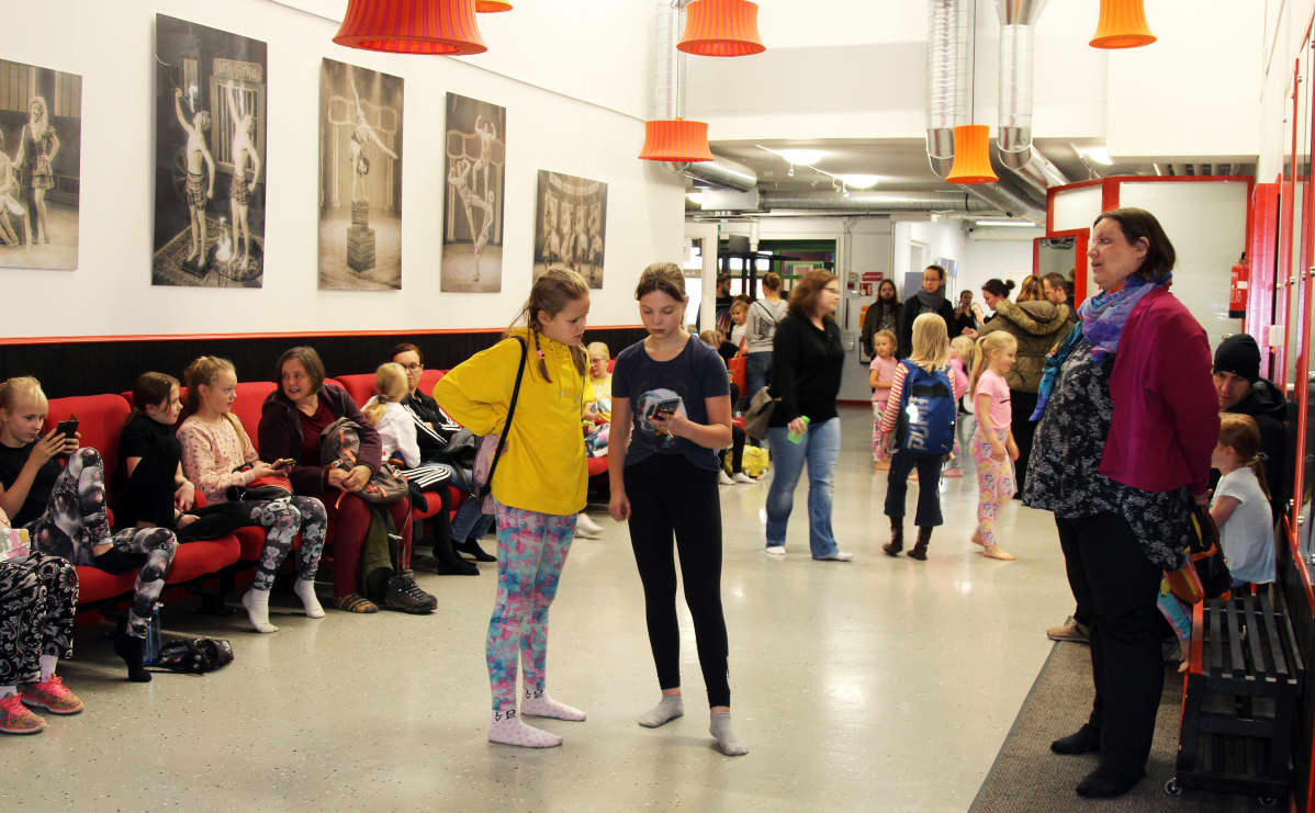 Sirkusta harrastavat odottavat Sorin Sirkuksen aulassa vanhempiensa kanssa