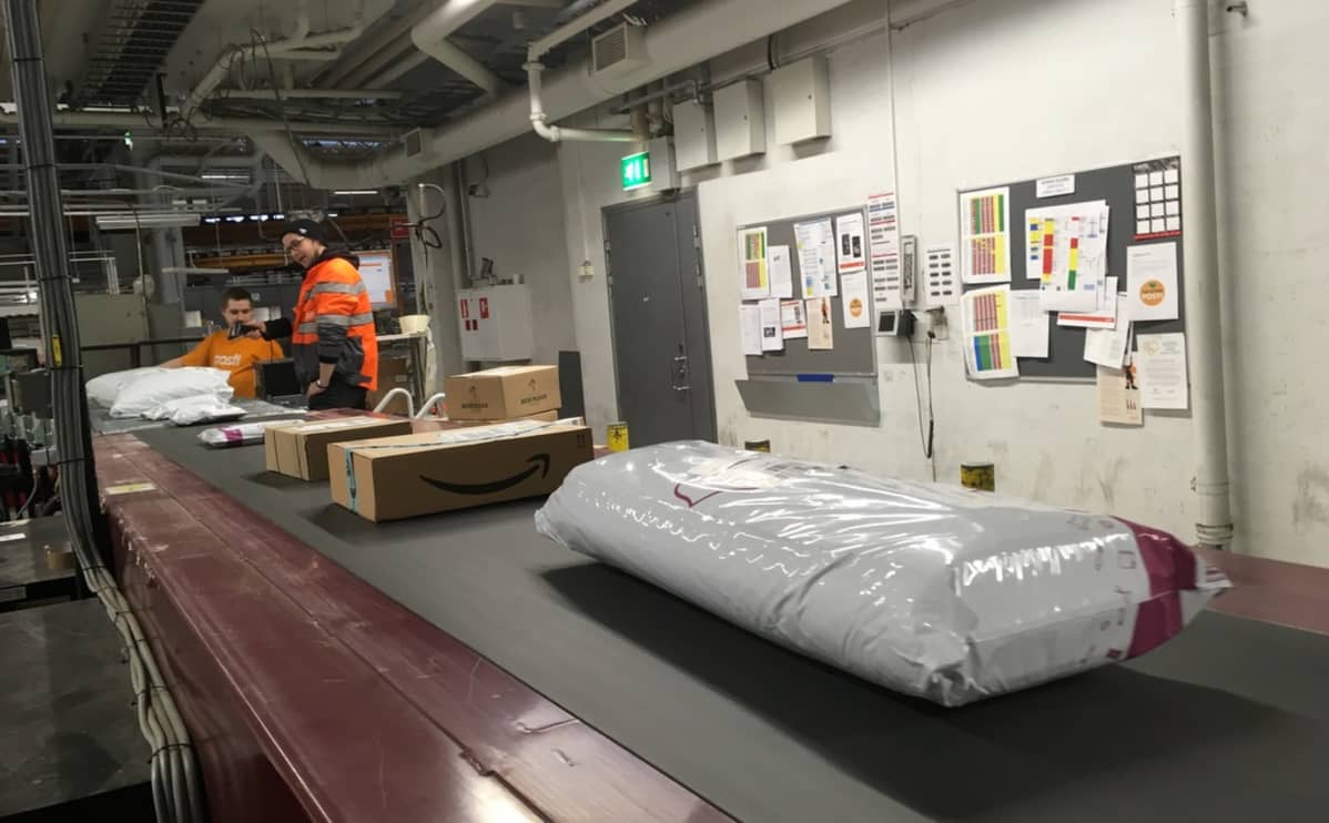 Postipaketteja tulee ympäri maailmaa Tikkurilan logistiikkakeskukseen.