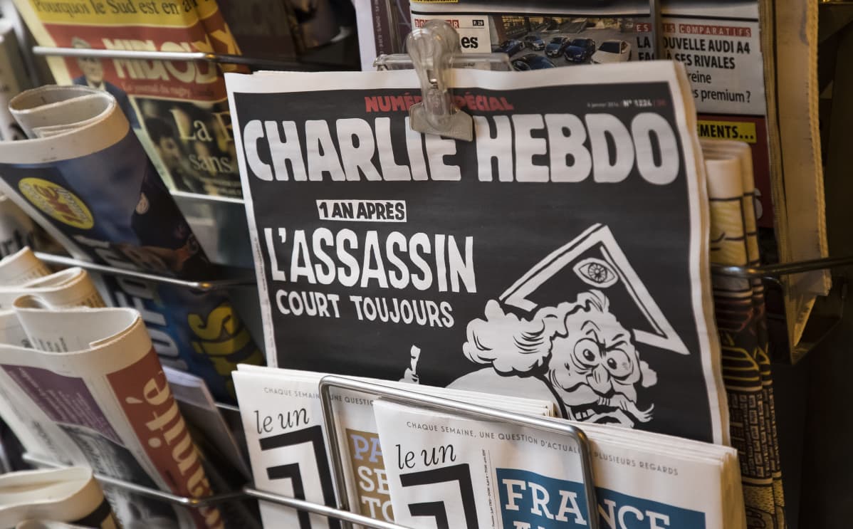 Charlie Hebdo-lehden erikoisnumero tuli keskiviikkona myyntiin mm. ranskalaisissa lehtikioskeissa. Kuvassa lehti pyykkipojalla kiinnitettynä lehtikioskin myyntipisteessä.