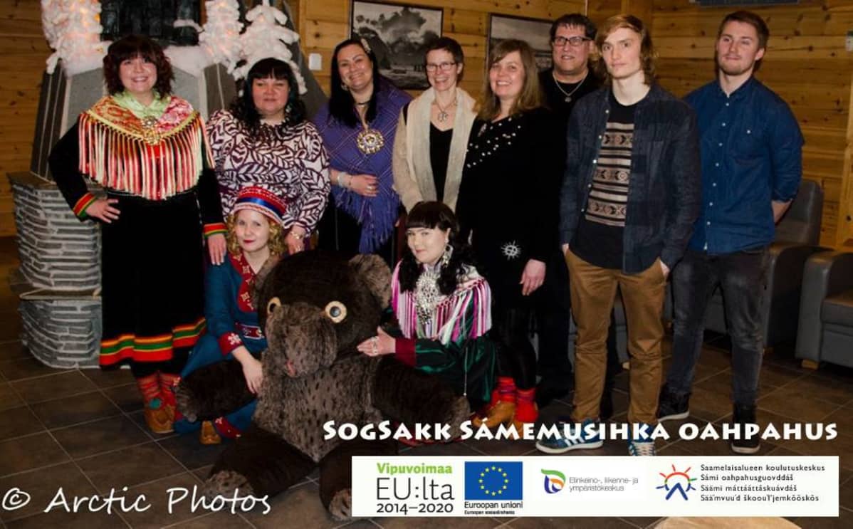 Sámemusihkkaskuvlejumi oahppit Satu Aikio, Anna Lumisalmi, Hanna-Maaria Kiprianoff, oahpaheaddji Annukka Hirvasvuopio-Laiti, Laura Pieski, Susanna Rauno, Tarja A. Länsman, oahpaheaddji Jukkapekka Hapuoja, Nicholas Francett ja Oula Järvensivu.