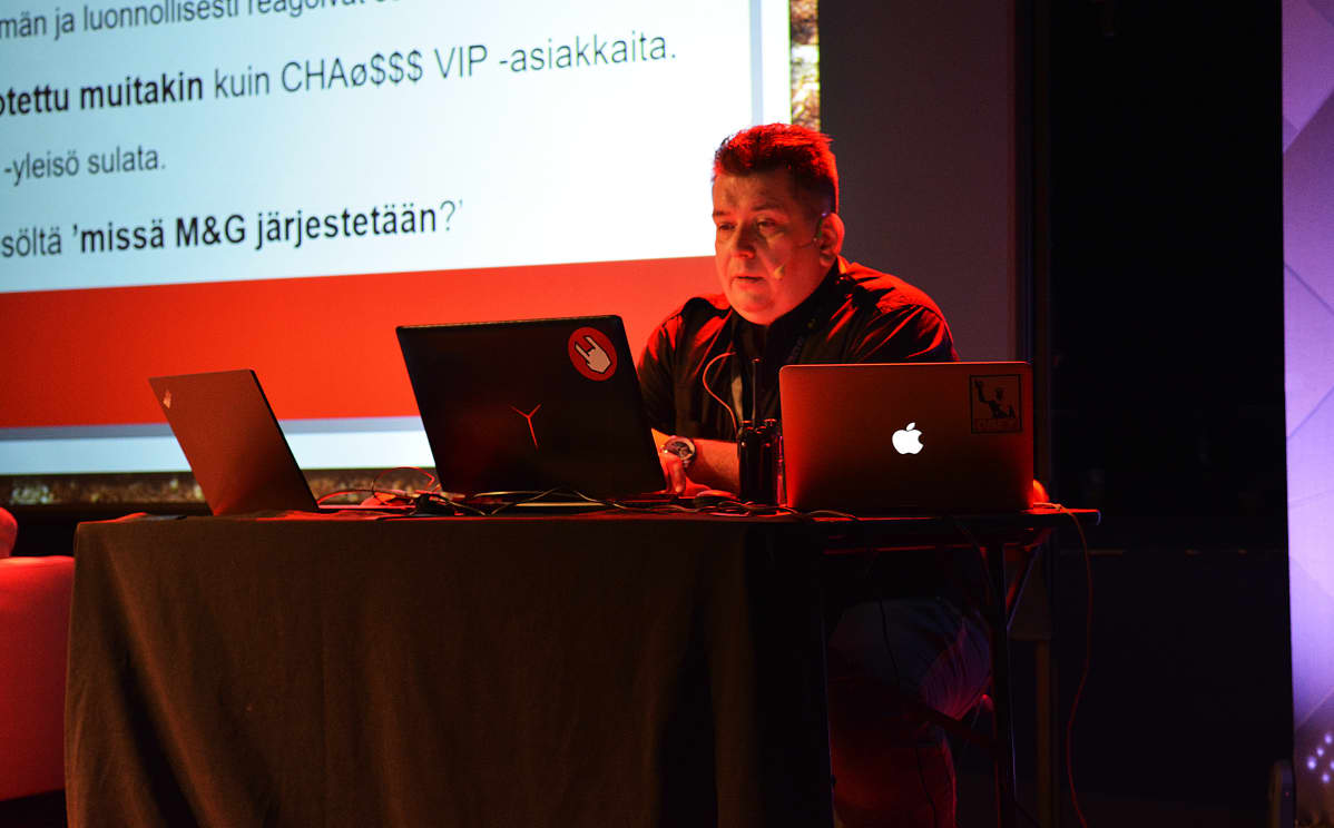 Turvallisuuspäällikkö Ari Solja Securitas Eventsistä veti festarisimulaatiota MARS-musiikkitapahtumassa Seinäjoen Rytmikorjaamolla.