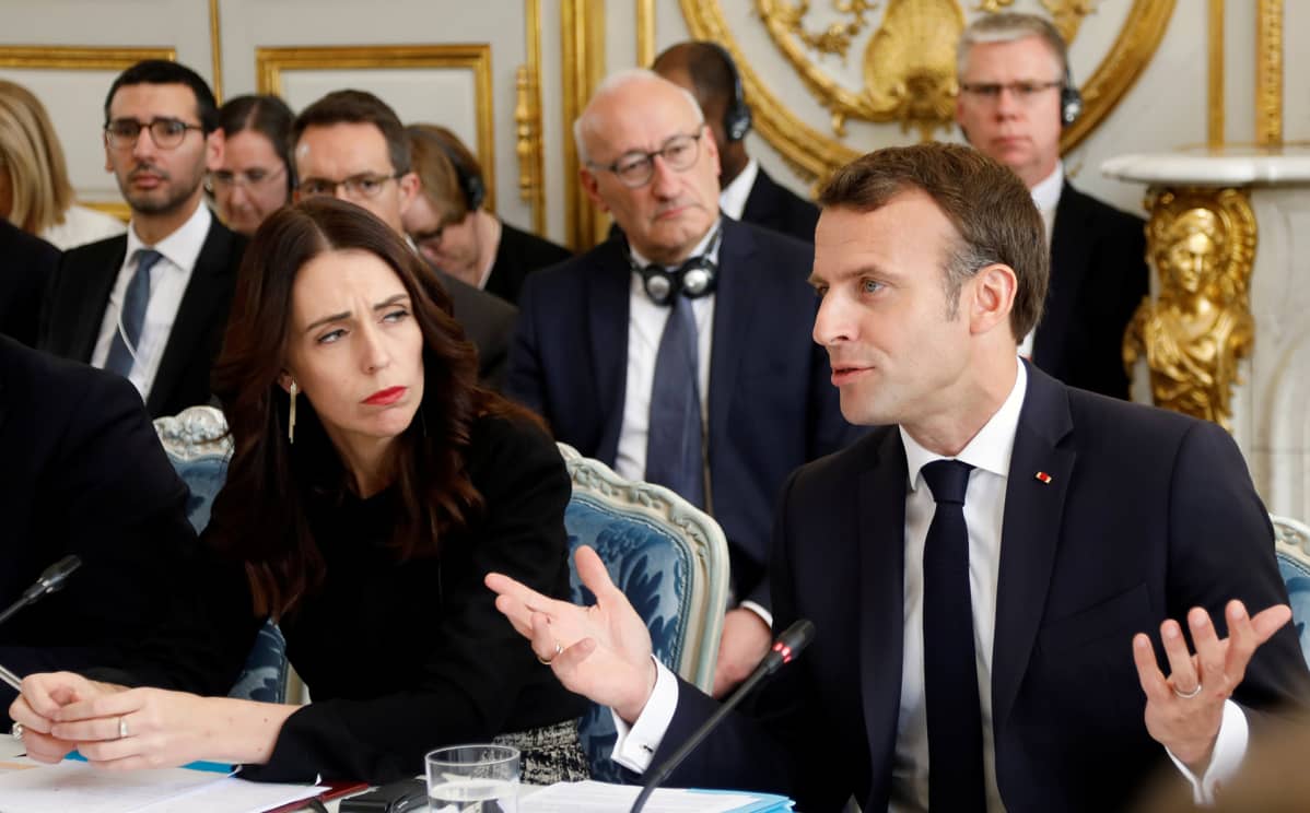 Uuden-Seelannin pääministeri Jacinda Ardern ja Ranskan presidentti Emmanuel Macron tiedotustilaisuudessa.
