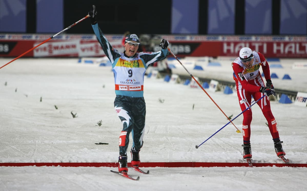 Unelma toteutuu. Hannu Manninen ylittää maalilinjan ensimmäisenä vuoden 2007 Sapporon MM-sprintissä. Loppukirissä suomalainen löi Norjan Magnus Moanin.