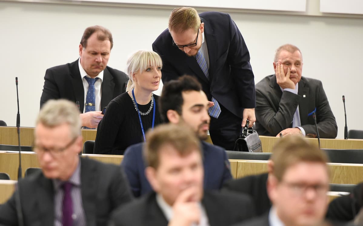Laura Huhtasaari eduskunnan täysistunto 10.02.2016.