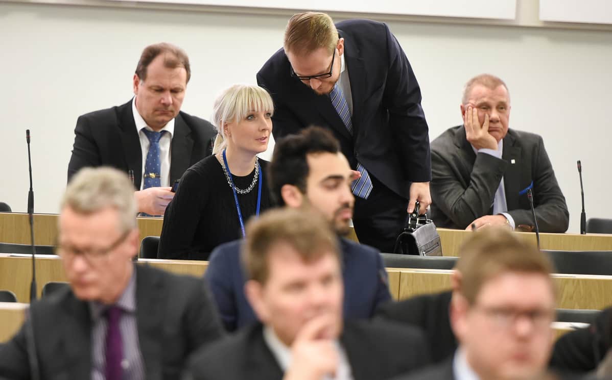 Laura Huhtasaari eduskunnan täysistunto 10.02.2016.