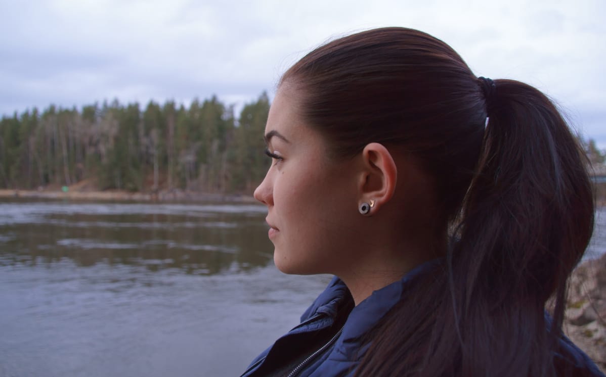 tyttö katselee merelle