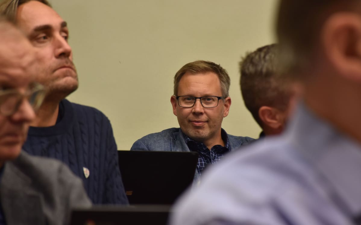 Porin kaupunginvaltuutettu Petteri Lahti (sd.), myös Musan Salaman MuSan toiminnanjohtaja. Vasemmalla kuikuilee valtuutettu Erno Välimäki (vas.).