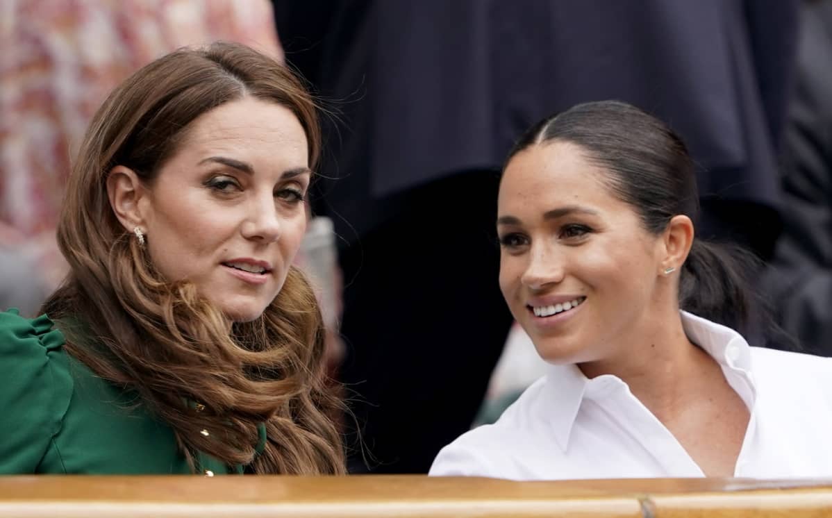 Catherine ja Meghan rinnakkain katsomossa.