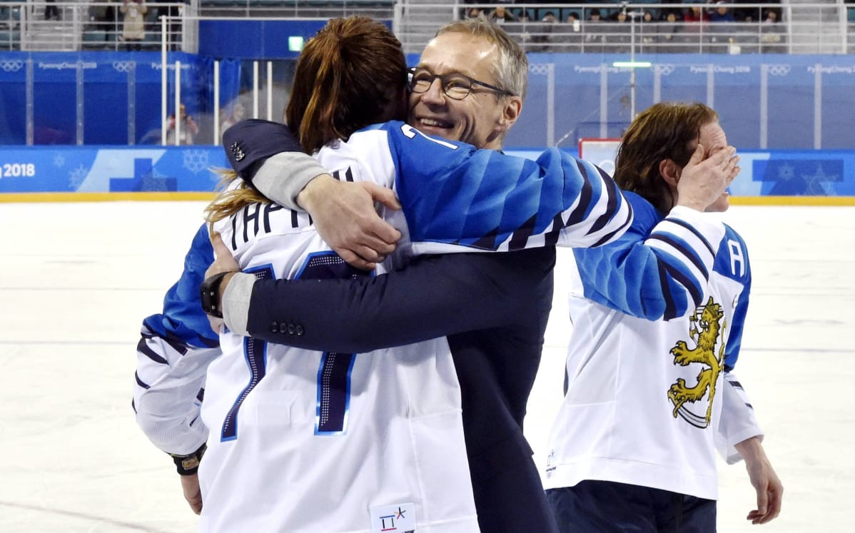 Päävalmentaja Pasi Mustonen halaa Naisleijonien Susanna Tapania.