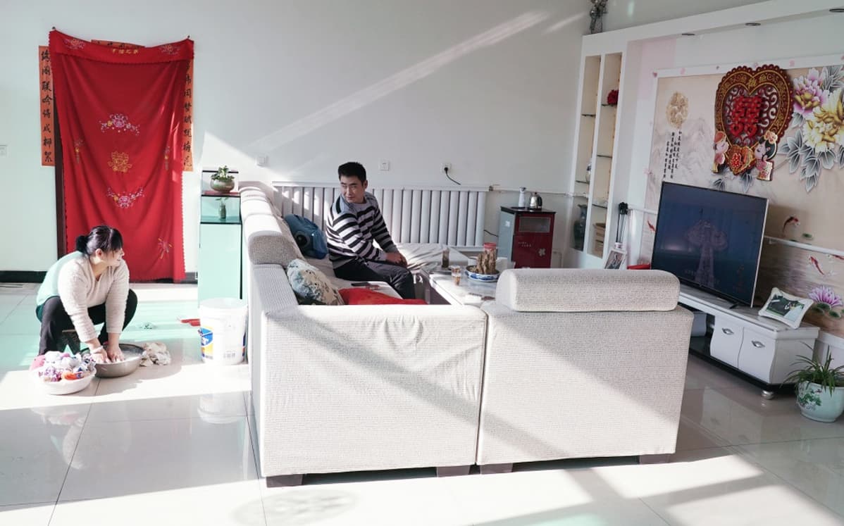 Poika Cao Tianyu ja äiti Jia Jinna.