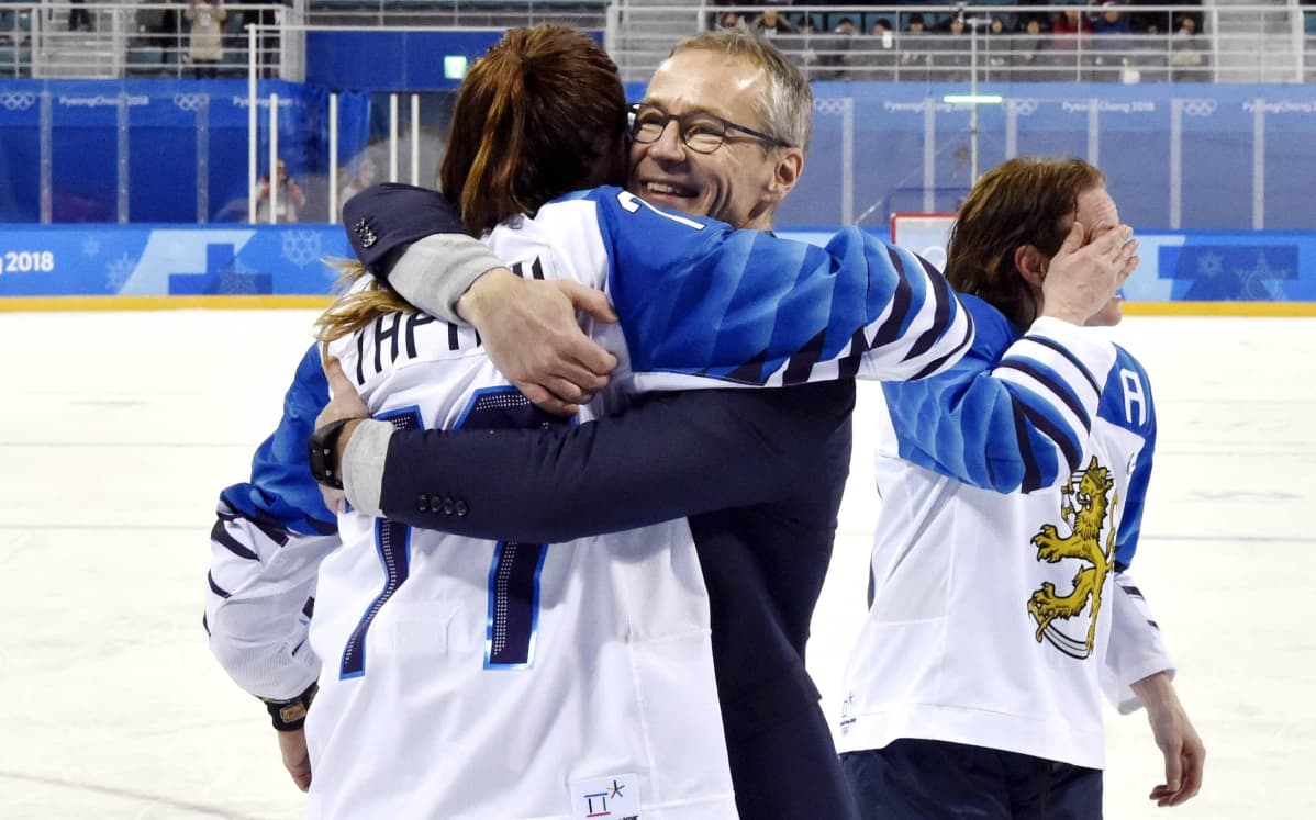Päävalmentaja Pasi Mustonen halaa Naisleijonien Susanna Tapania.