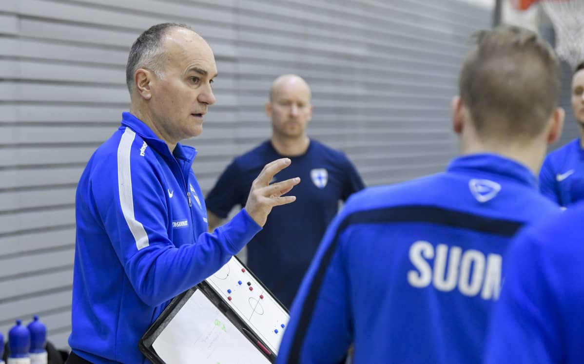 Mico Martic (vas.) miesten futsalmaajoukkueen päävalmentaja