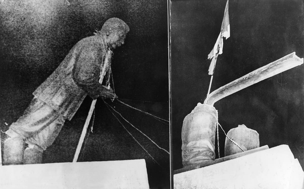 Stalininpatsas revittiin jalustalta alas (vasen kuva), jonka paikalle pystytettiin Unkarin kansallinen lippu (oikea kuva). Kuva 23.-24. lokakuuta 1956.