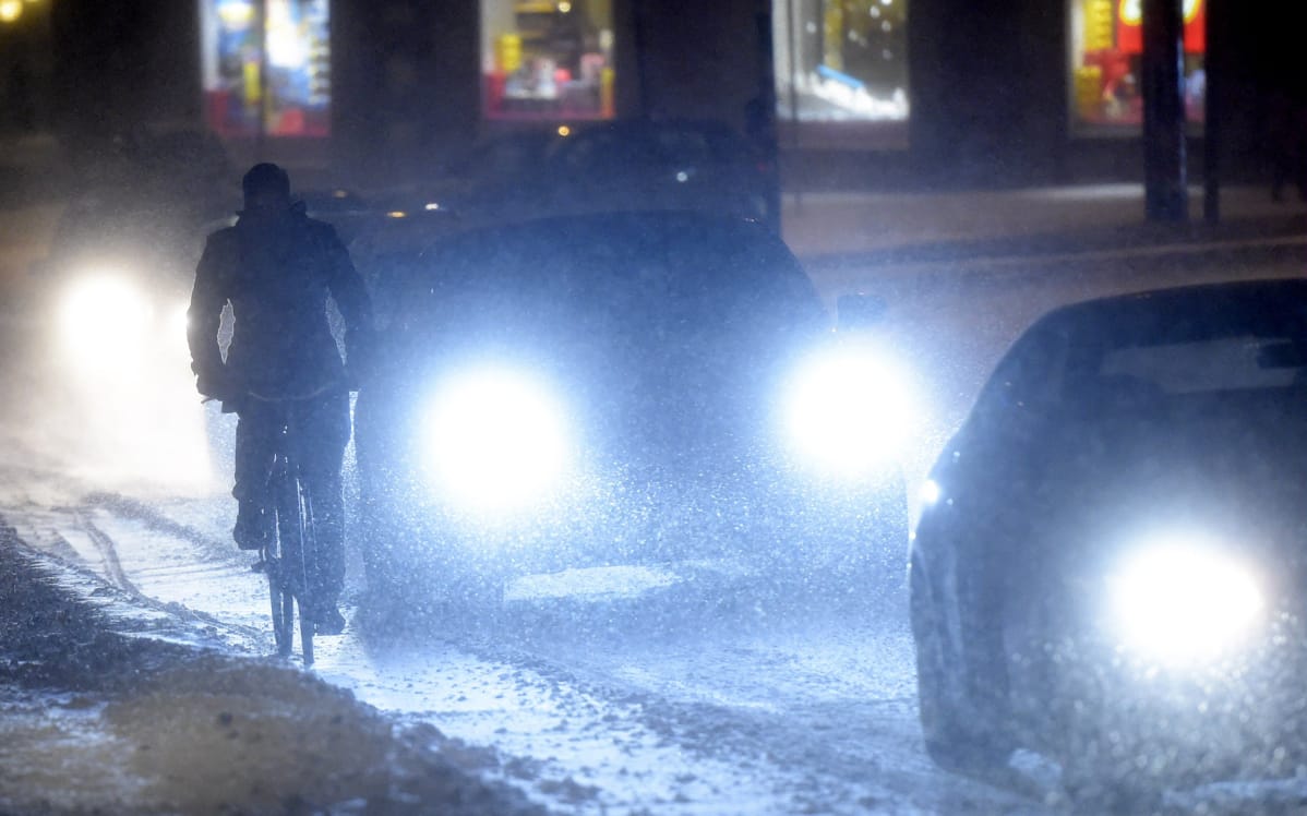 autoja lumipyryssä